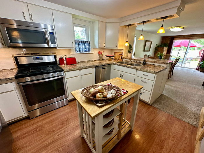 9 Oaks Inn (Pine Aire Motel, Pine-Aire Motel) - From Real Estate Listing (newer photo)